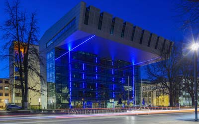 Das sogenannte Super-C der RWTH Aachen im Abendlicht.