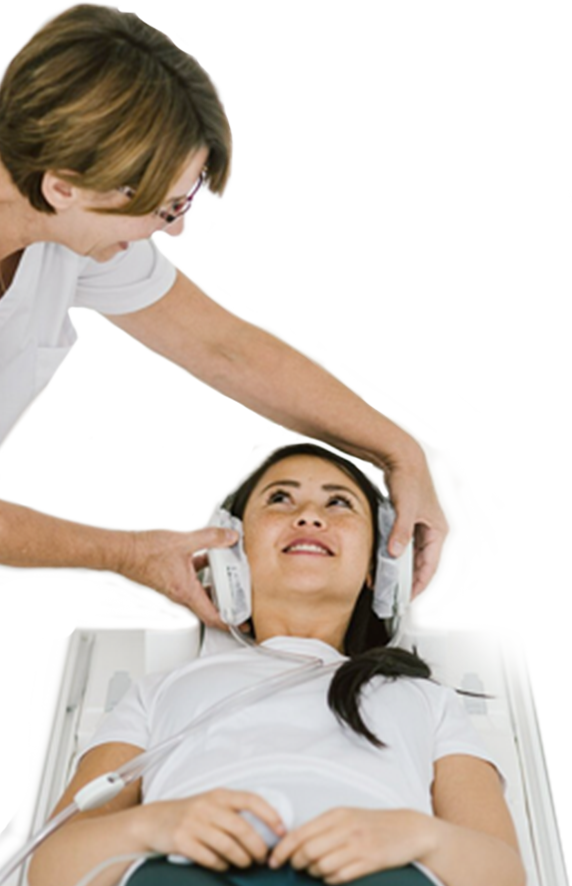 Junge Frau erhält Kopfhörer vor der MRT