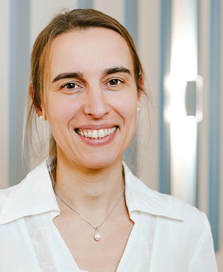 Porträtbild von Dr. Juliane Göbel - Fachärztin für Neurologie, Radiologie und Neuroradiologie